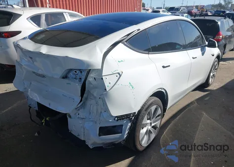 2023 Tesla Model Y Awd/Long Range Dual Motor All-Wheel Drive z USA, uszkodzony, nr VIN 7SAYGDEE6PF798030